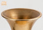 Błyszczące złote ozdobne doniczki z włókna szklanego w kształcie trąbki