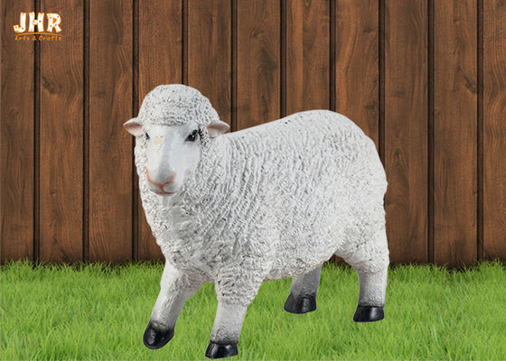 Naturalnej wielkości biały kolor Polyresin figurki zwierząt Dolly owiec rzeźby Garden Decor